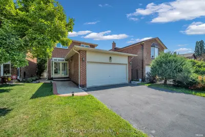 17 Pugsley Avenue, Richmond Hill, On L4c 8b6