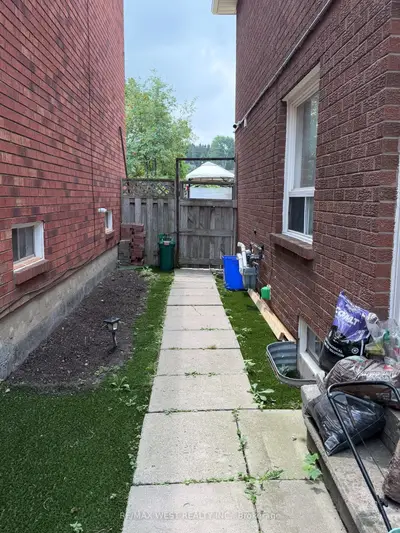 52 Marchwood Crescent Basement, Richmond Hill, On L4c 8m4