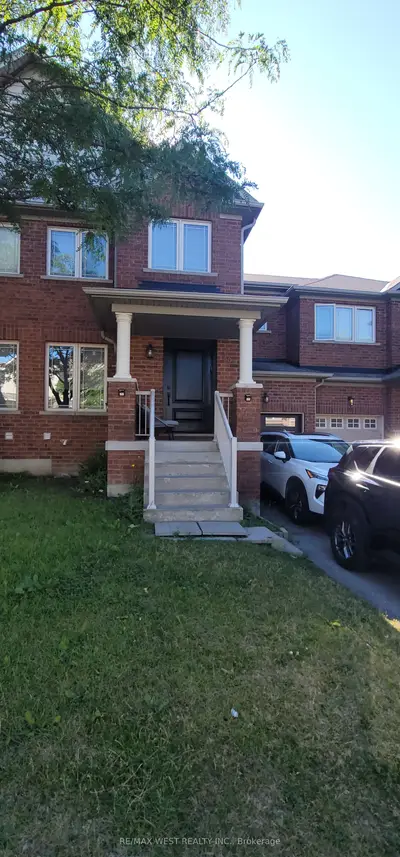 Att/Row/Townhouse in Richmond Hill