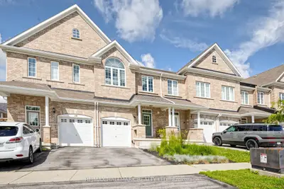 Att/Row/Townhouse in Richmond Hill