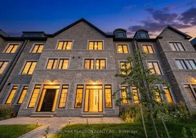 Att/Row/Townhouse in Newmarket