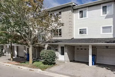 Att/Row/Townhouse in Newmarket