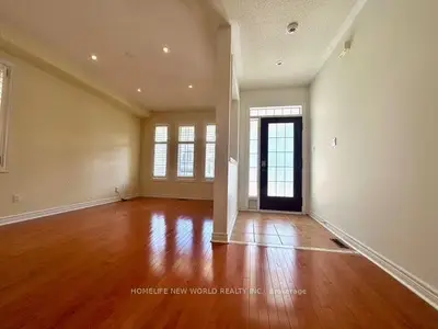 30 Chippingwood Manor, Aurora, On L4g 7r4