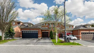 Att/Row/Townhouse in Aurora