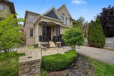 8 Yemina Gate, Vaughan, On L6a 0g9