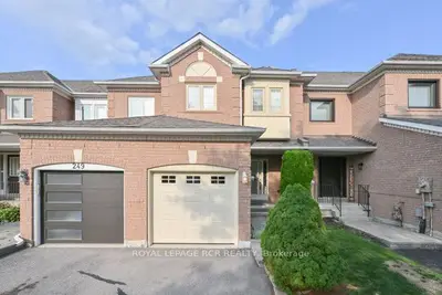 251 Denise Circle, Newmarket, On L3x 2k1