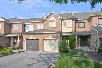 251 Denise Circle, Newmarket, On L3x 2k1