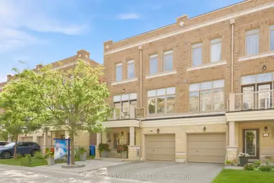 Att/Row/Townhouse in Whitchurch-Stouffville
