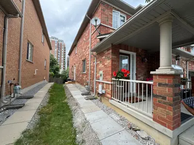 Att/Row/Townhouse in Richmond Hill