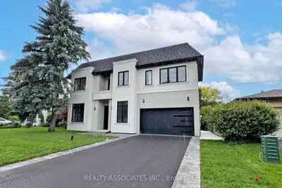 32 Cossar Avenue, Aurora, On L4g 3n8
