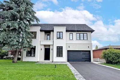 32 Cossar Avenue, Aurora, On L4g 3n8