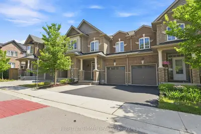 Att/Row/Townhouse in Newmarket
