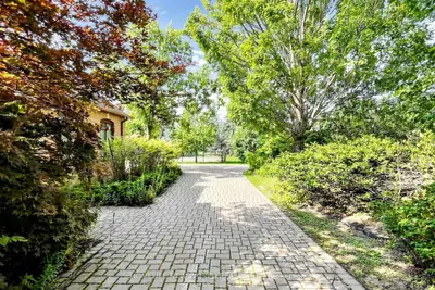 27 Walnut Glen Place, Markham, On L6c 1a3