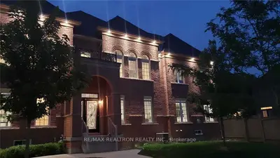 Att/Row/Townhouse in Vaughan