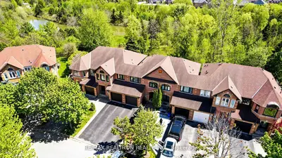 Att/Row/Townhouse in Richmond Hill