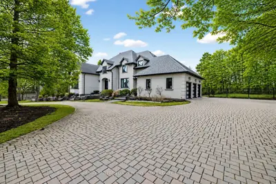 18 Walnut Glen Place, Markham, On L6c 1a3