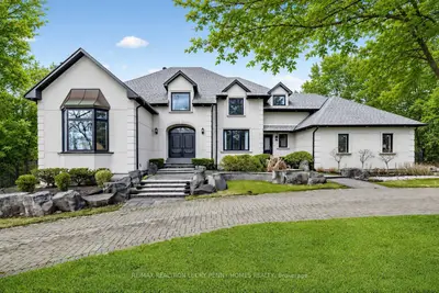 18 Walnut Glen Place, Markham, On L6c 1a3