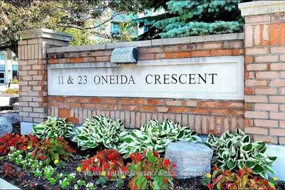 23 Oneida Crescent Ph13, Richmond Hill, On L4b 0a2