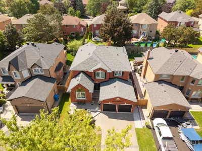 139 Rhodes Circle, Newmarket, On L3x 1v2