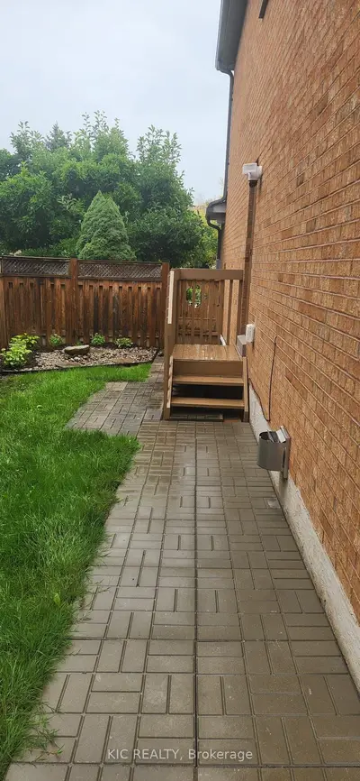 618 Ponting Place, Newmarket, On L3x 1t4