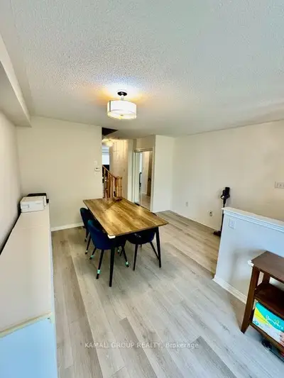 300 Flagstone Way, Newmarket, On L3x 2r8