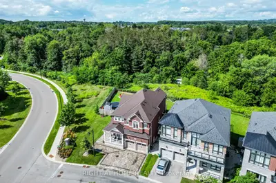 2 Cottonwood Hollow Court, Aurora, On L4g 3l8