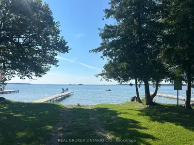 18 Ashwood Avenue, Georgina, On L0e 1n0