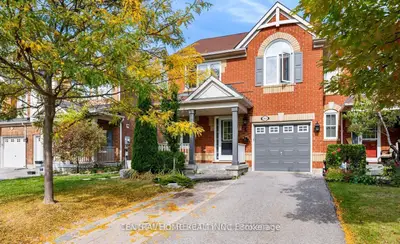 Att/Row/Townhouse in Newmarket
