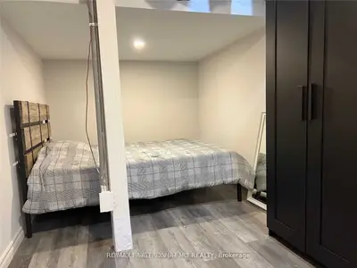 Att/Row/Townhouse in Newmarket