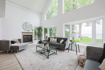 128 Moores Beach Road, Georgina, On L0e 1n0