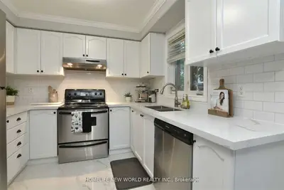 32 Smith Street, Bradford West Gwillimbury, On L3z 3c9
