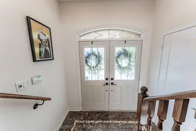 388 Kwapis Boulevard #main, Newmarket, On L3x 3h4