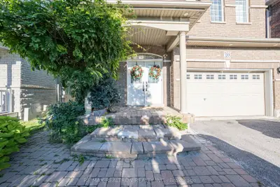 388 Kwapis Boulevard #main, Newmarket, On L3x 3h4