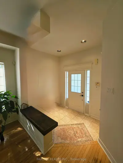 150 Jordanray Boulevard, Newmarket, On L3x 2p4