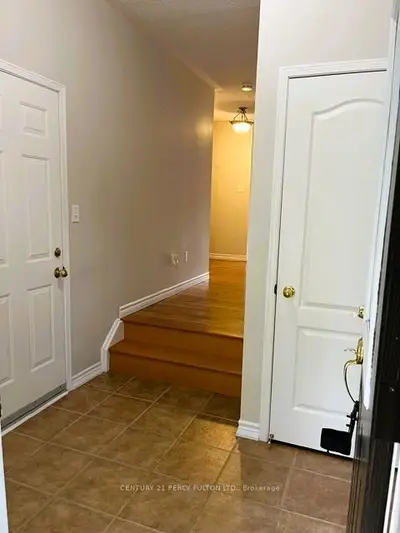 872 Oaktree Crescent, Newmarket, On L3x 2y7