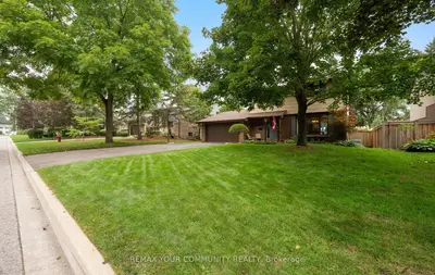 10 Glenview Drive, Aurora, On L4g 2g8