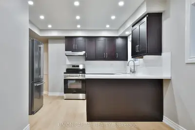 131 Romfield Circuit Upper, Markham, On L3t 3h7