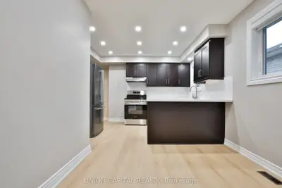 131 Romfield Circuit Upper, Markham, On L3t 3h7