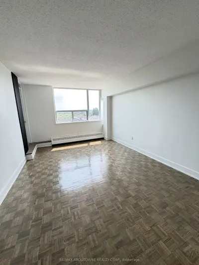 145 Wellington Street W 513, Aurora, On L4g 2n9