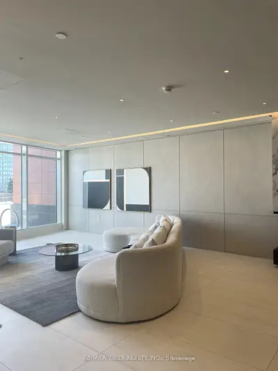 30 Upper Mall Way, Vaughan, On L4j 0l7