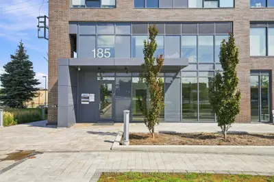 185 Deerfield Road 220, Newmarket, On L2y 0g7