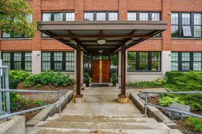 543 Timothy Street 207, Newmarket, On L3y 1r1