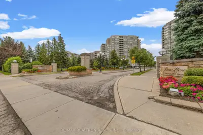 11 Townsgate Drive 312, Vaughan, On L4j 8g4