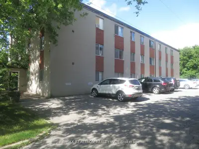 41 Huron Heights Drive 16, Newmarket, On L3y 3j8