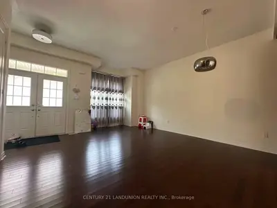 5 Portia Street, Markham, On L6b 0z4