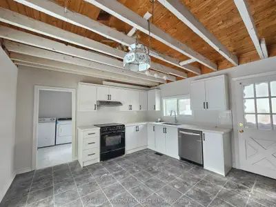 18852 Leslie Street Side Unit (facing North), East Gwillimbury, On L0g 1v0