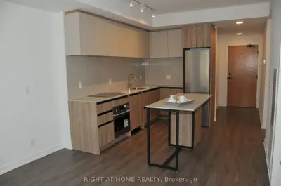 8 Beverley Glen Boulevard 221, Vaughan, On L4j 8n8