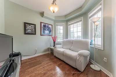221 Woodspring Avenue, Newmarket, On L3x 3j4