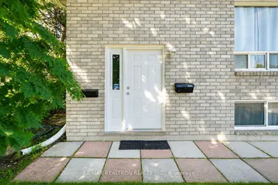 414 The Queensway Road S, Georgina, On L4p 2c7