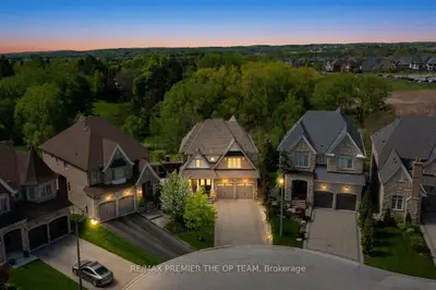 22 Adelia Place, King, On L7b 0b4